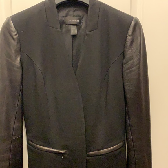 Danier blazer with leather sleeves - Picture 2 of 10